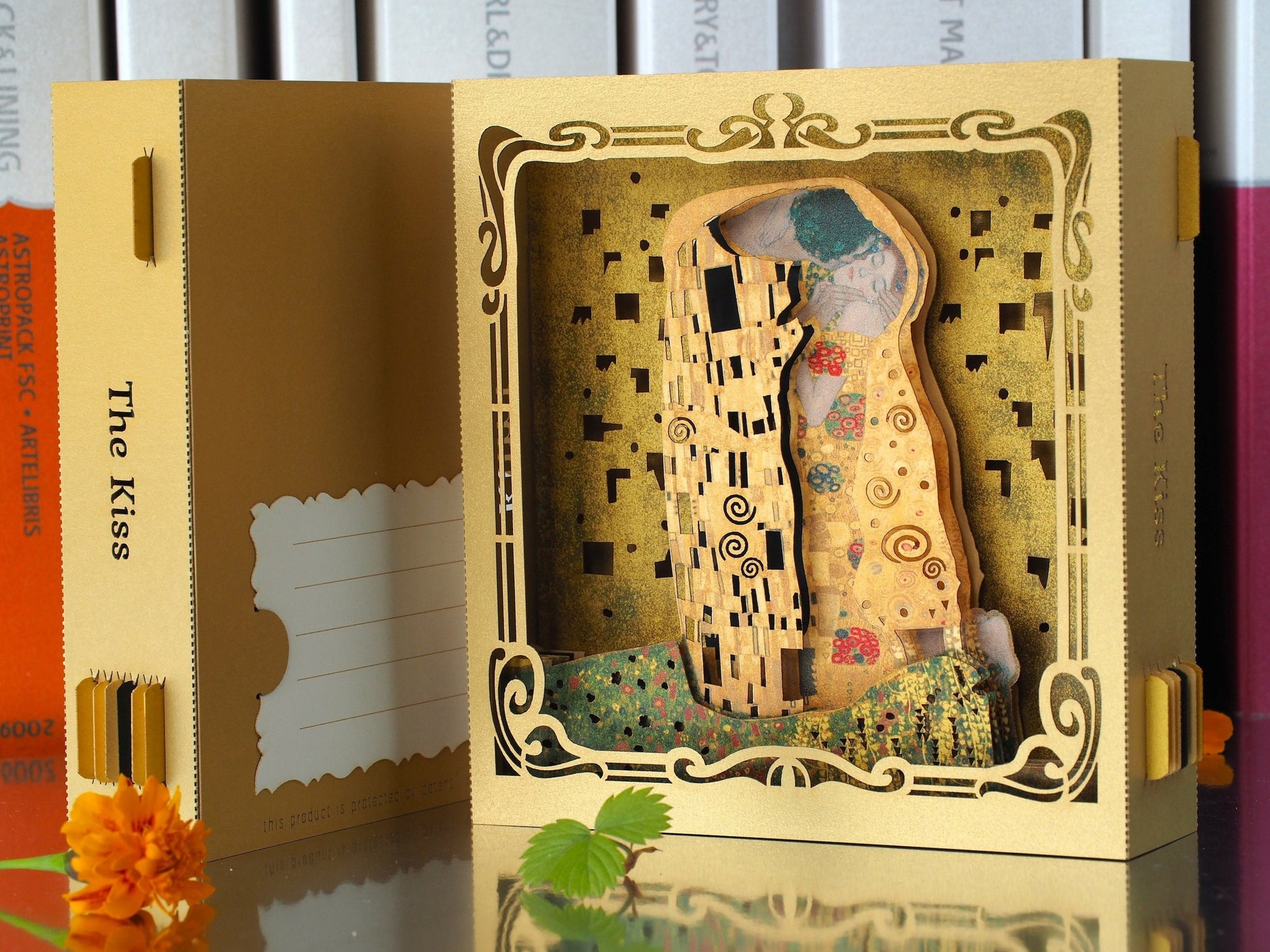 Pop up greeting card as box folded The Kiss painting by Klimt design. Best gift for her, for Valentines Day, for wedding, romantic card