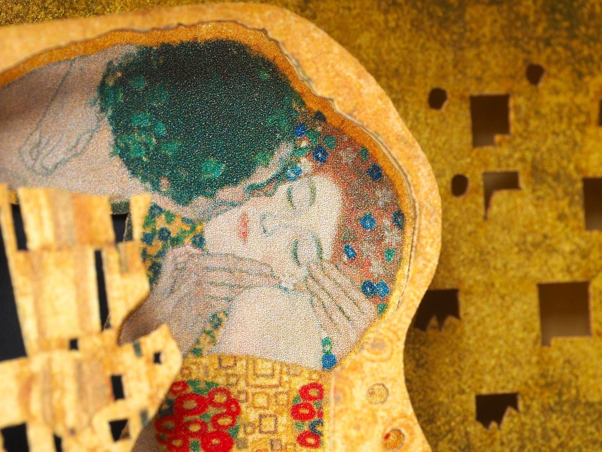Pop up greeting card as box folded The Kiss painting by Klimt design. Best gift for her, for Valentines Day, for wedding, romantic card