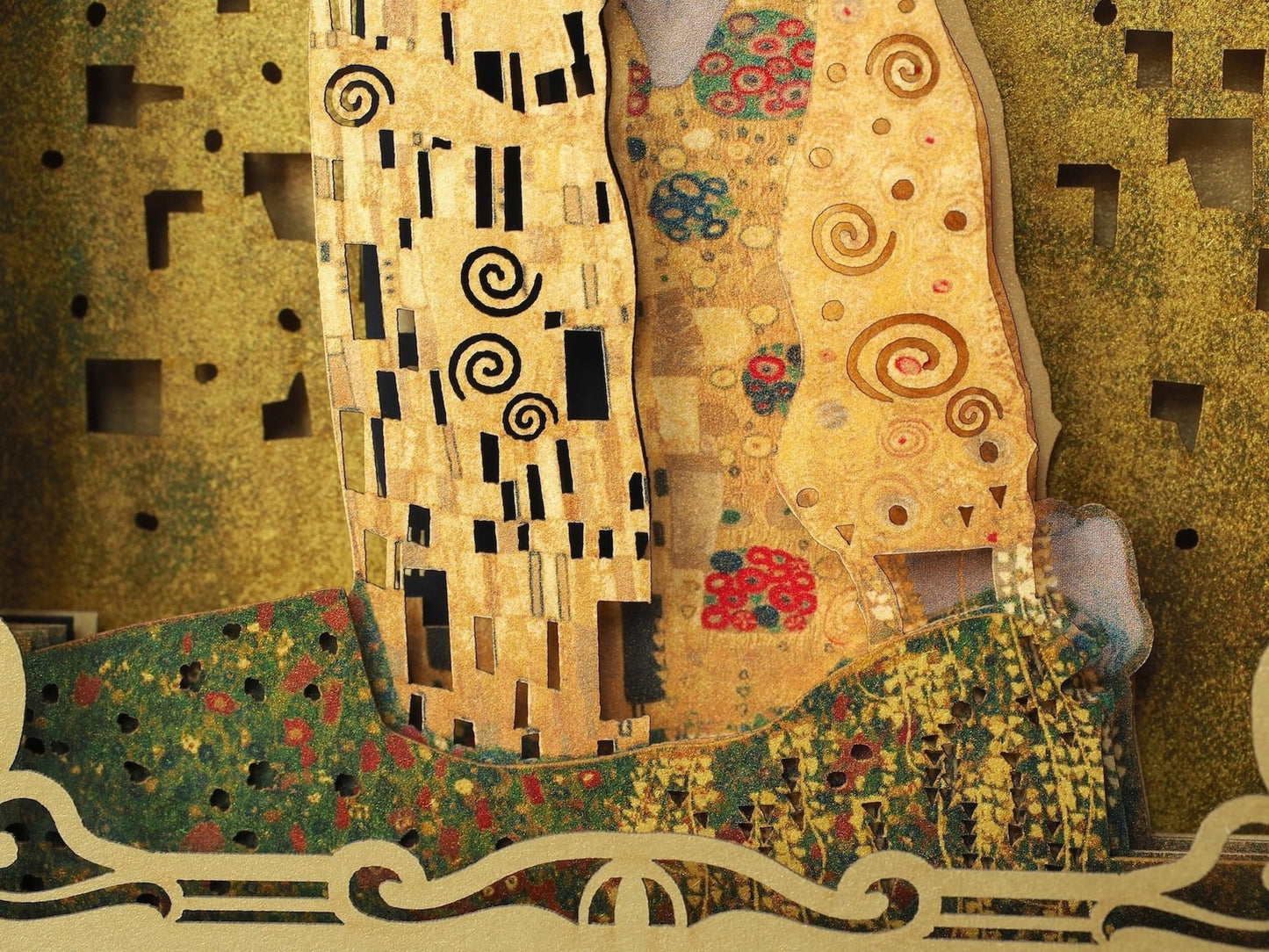 Pop up greeting card as box folded The Kiss painting by Klimt design. Best gift for her, for Valentines Day, for wedding, romantic card