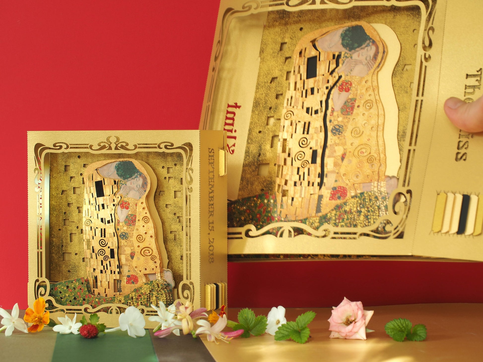 Pop up greeting card as box folded The Kiss painting by Klimt design. Best gift for her, for Valentines Day, for wedding, romantic card