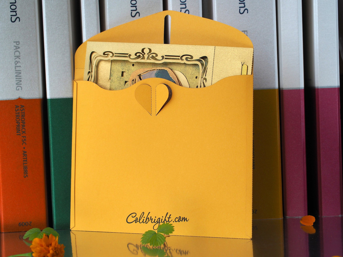 Pop up greeting card as box folded The Kiss painting by Klimt design. Best gift for her, for Valentines Day, for wedding, romantic card