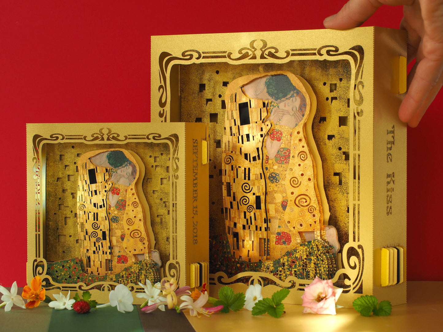 Pop up greeting card as box folded The Kiss painting by Klimt design. Best gift for her, for Valentines Day, for wedding, romantic card