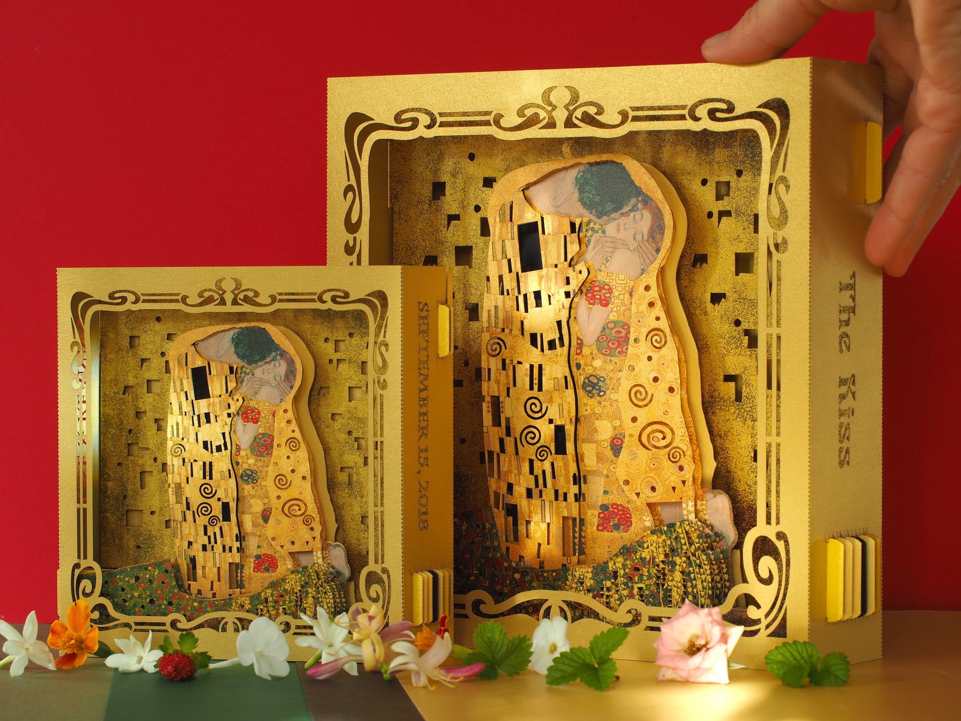 Pop up greeting card as box folded The Kiss painting by Klimt design. Best gift for her, for Valentines Day, for wedding, romantic card