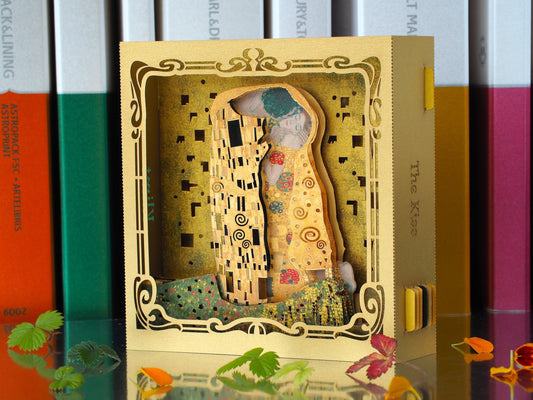 Pop up greeting card as box folded The Kiss painting by Klimt design. Best gift for her, for Valentines Day, for wedding, romantic card