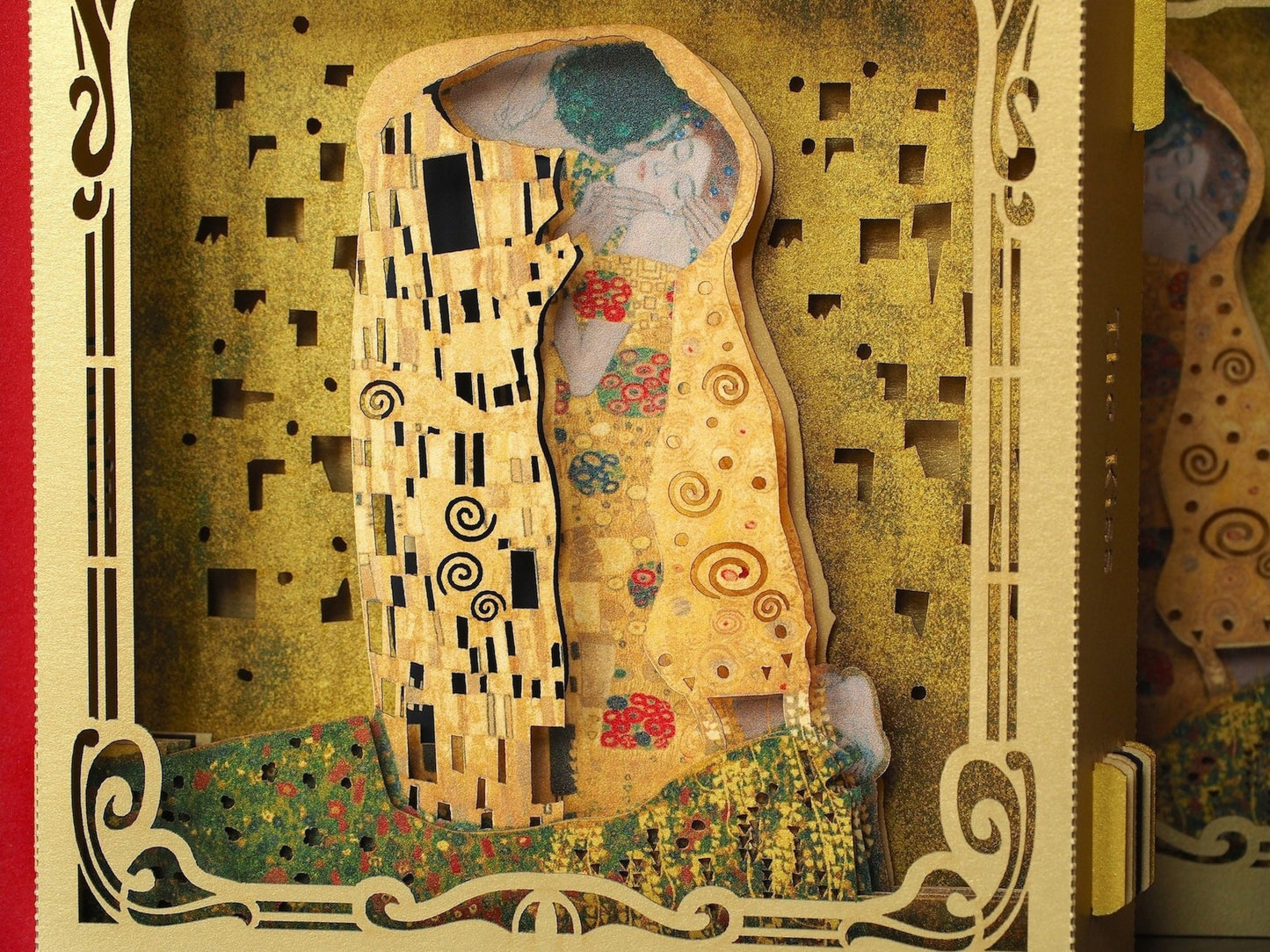 Pop up greeting card as box folded The Kiss painting by Klimt design. Best gift for her, for Valentines Day, for wedding, romantic card